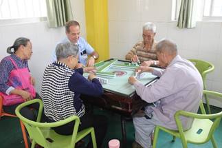 说明: A group of people sitting around a table playing a board gameDescription automatically generated
