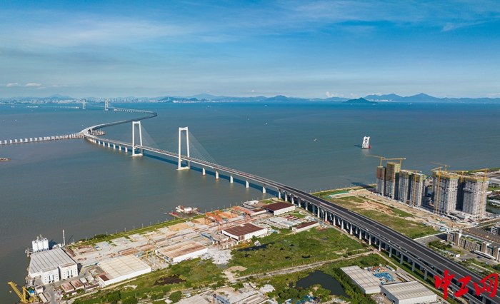 11月28日,深中通道主线贯通。图为从深中通道中山侧望向深圳方向的桥梁全貌。杜才良 摄