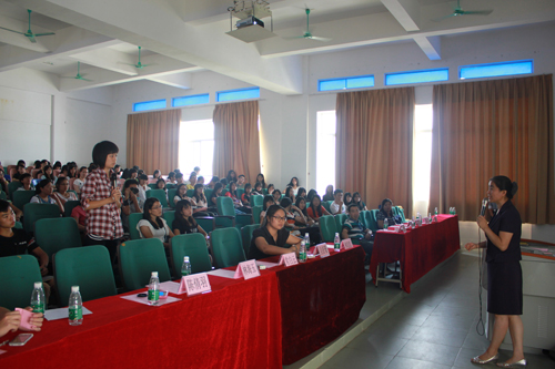 http://www.zhcpt.edu.cn/userfiles/images/(6)旅游管理学院院长黄英答疑新生.JPG