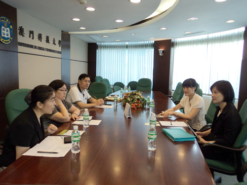 http://www.zhcpt.edu.cn/userfiles/images/图二:访问组在澳门科技大学与酒店与旅游管理学院负责人进行研讨%20g.jpg