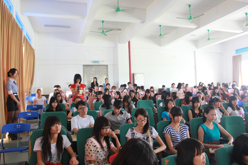 http://www.zhcpt.edu.cn/userfiles/images/(5)新生提问.JPG