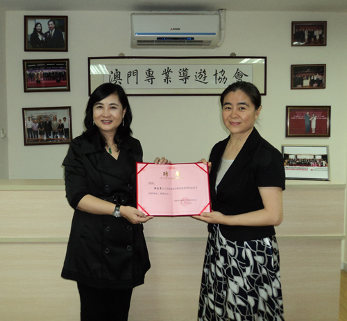 http://www.zhcpt.edu.cn/userfiles/images/图四:旅游系黄英主任为澳门专业导游协会胡惠芳会长颁发特聘专家证书%20g.jpg